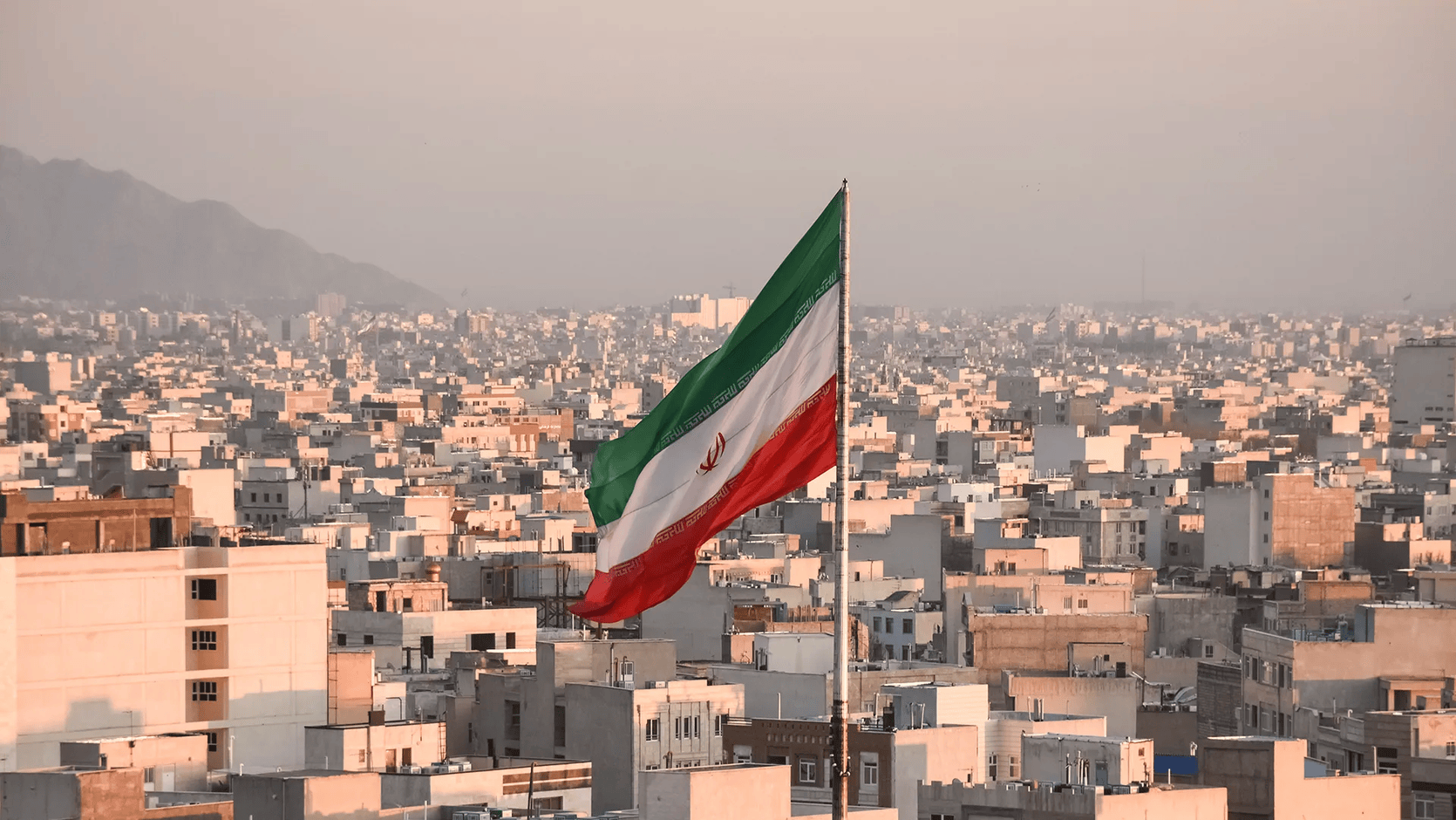 طهران تتأهب: التفاوض خيار أول… لكن المواجهة العسكرية على الطاولة