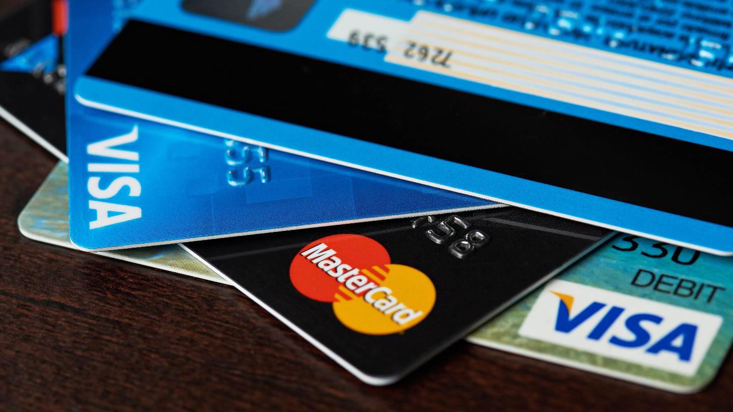 مكتب الصرف يسمح باستعمال البطاقات الدولية في عمليات شراء العملة الأجنبية