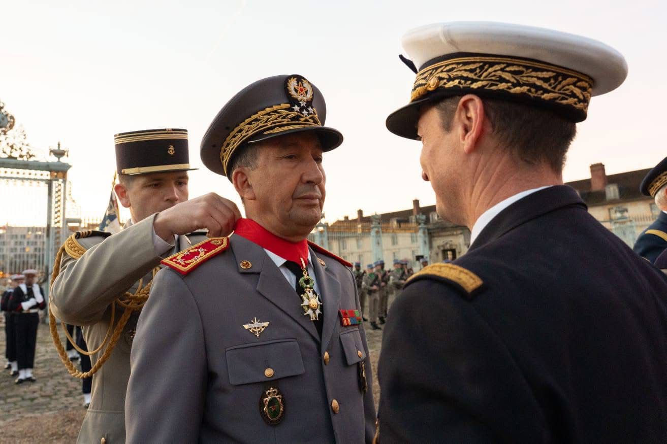 فرنسا توشح الجنرال بريظ المفتش العام للقوات المسلحة الملكية بوسام رفيع