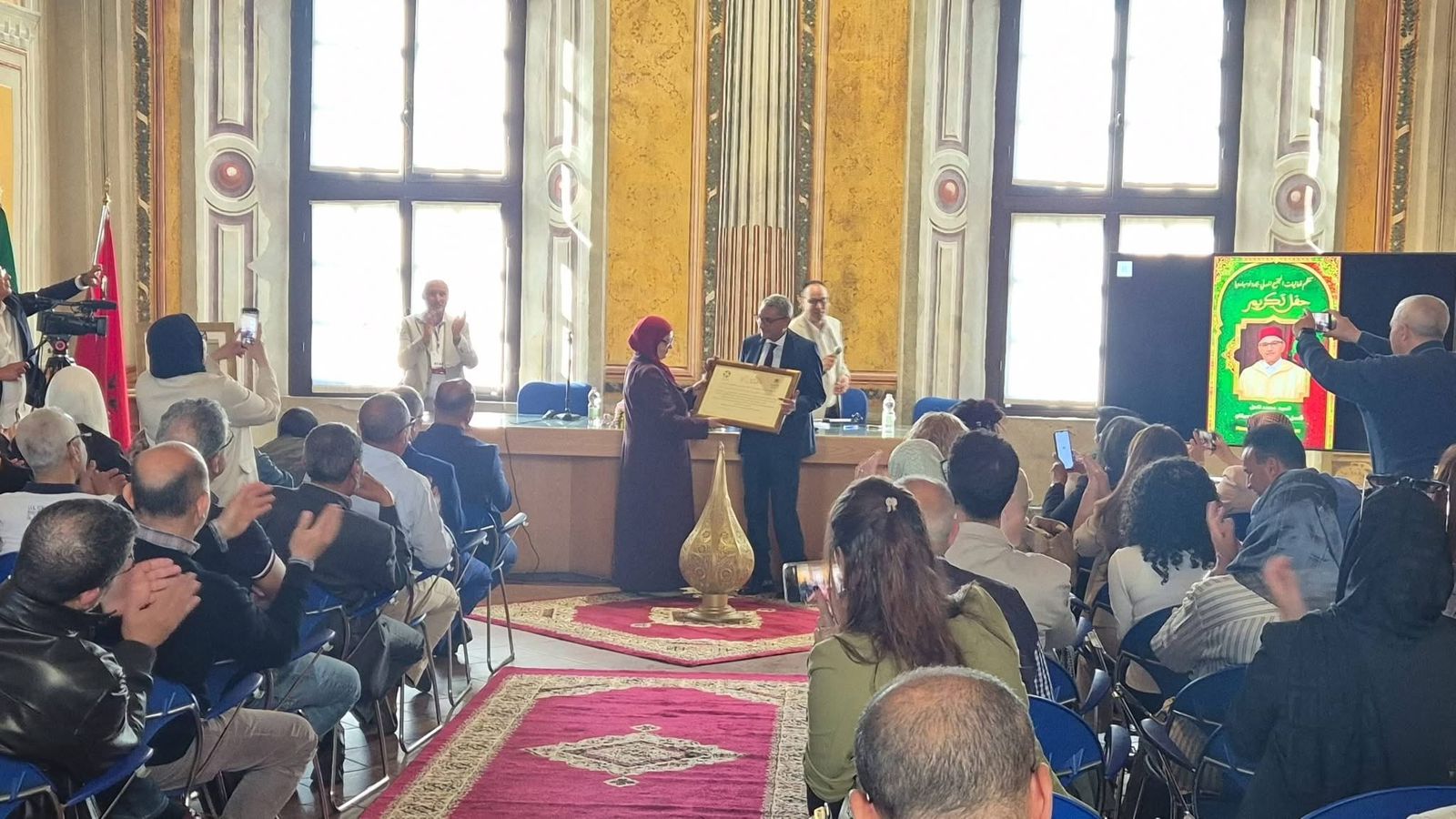 الجالية المغربية بميلانو تكرم القنصل العام محمد الأكحل في حفل مميز
