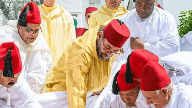 الملك محمد السادس يؤدي صلاة عيد الأضحى بمسجد أهل فاس بالرباط
