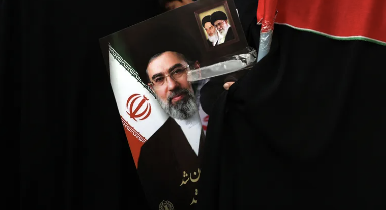 طهران توضح ملابسات نقل مجتبى خامنئي إلى المستشفى