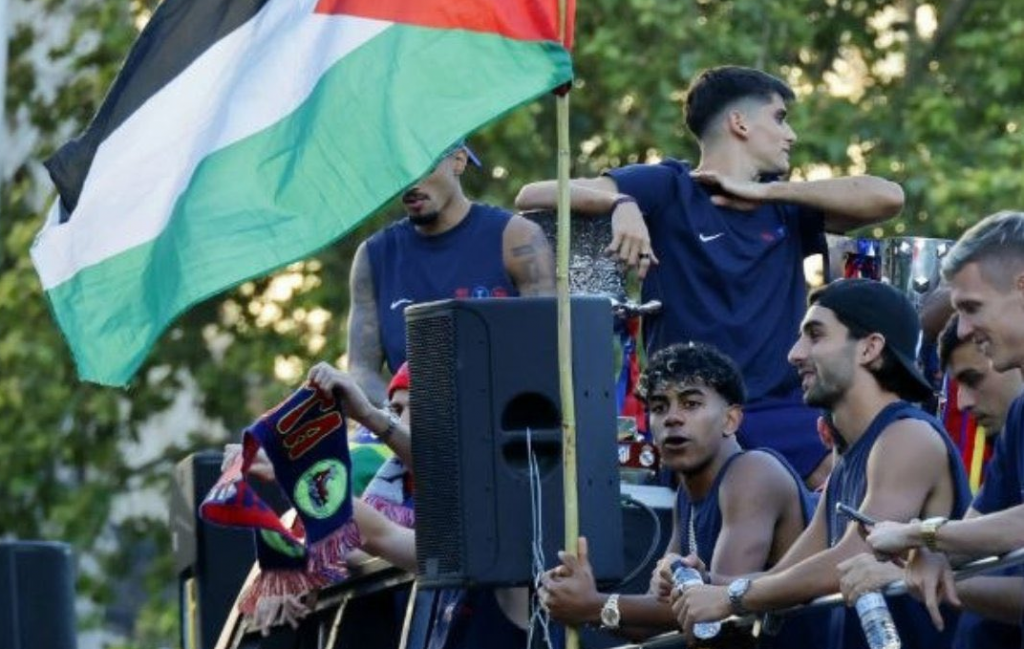 لامين يامال يرفع علم فلسطين في احتفالات برشلونة