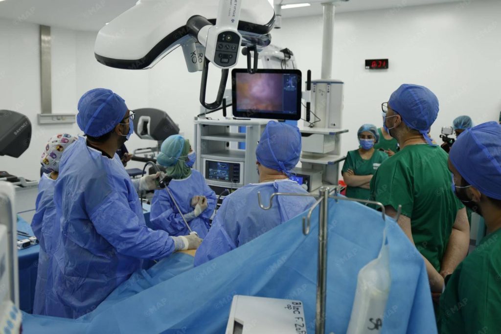 المستشفى العسكري بالرباط ينجح في عملية دقيقة بمساعدة الروبوت