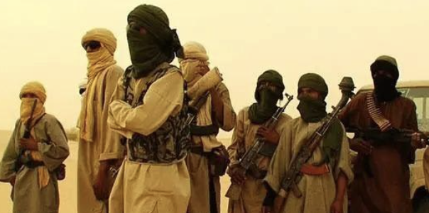 مسلحون يحرقون 6 شاحنات مغربية كانت في طريقها إلى باماكو