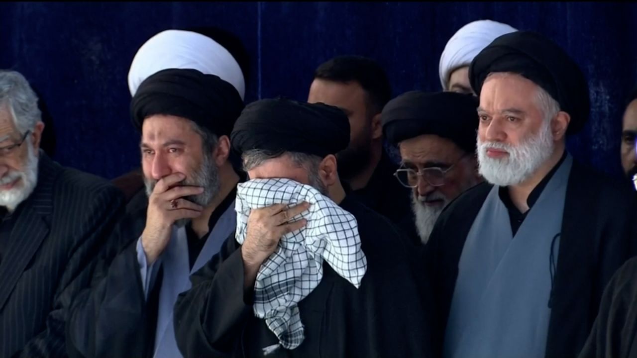 أبناء خامنئي يؤدون الصلاة على جثمانه في طهران وسط غياب المرشد الجديد مجتبى خامنئي