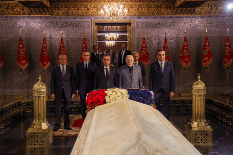 الوزير الأول الفرنسي يزور ضريح محمد الخامس في مستهل زيارته الرسمية للمغرب