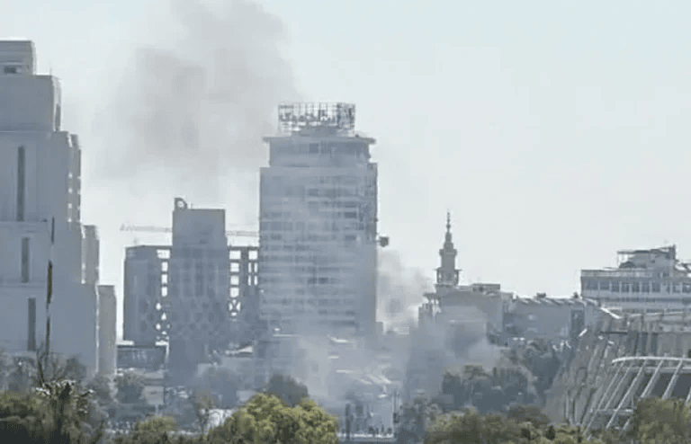 انفجاران قرب مقر إقامة ماكرون في دمشق يخلفان 18 مصابا خلال زيارته إلى سوريا