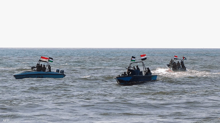 رويترز: إيران طلبت من الحوثيين الاستعداد لإغلاق البحر الأحمر إذا هاجمتها أمريكا