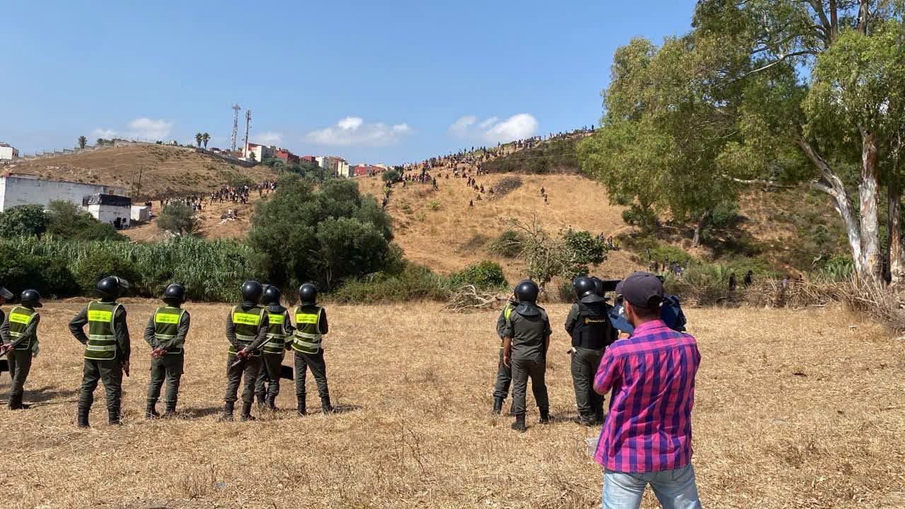 السلطات المغربية تحبط محاولة عبور جماعي لمئات المهاجرين نحو سبتة