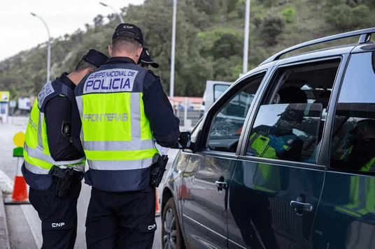 إسبانيا تبدأ مراقبة القادمين من إيطاليا بعد خلاف بين البلدين بشأن الهجرة غير النظامية