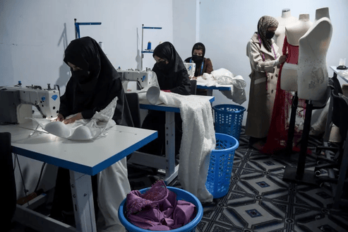 تقرير: مشاركة النساء في سوق العمل بأفغانستان تهبط إلى 5.1% وسط استمرار القيود