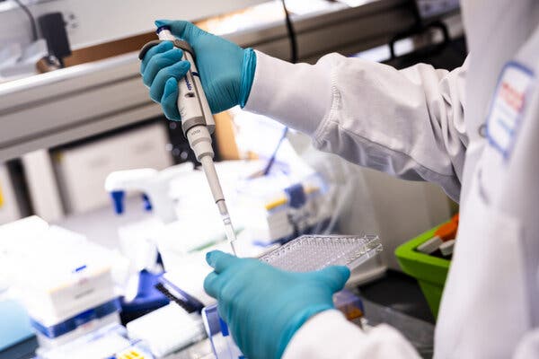 لقاح شخصي قائم على الحمض النووي الريبوزي يبشر بتوسيع علاج السرطان بعد نجاحه ضد الميلانوما
