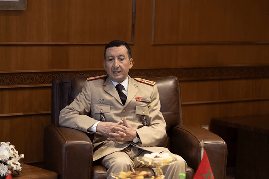 المفتش العام للقوات المسلحة الملكية يبحث مع رئيس أركان القوات المسلحة الليبيرية إطلاق تعاون عسكري