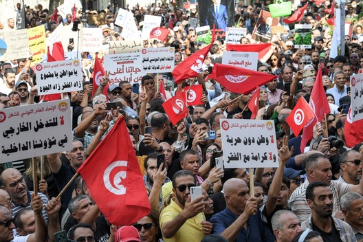 تونس.. خمس وفيات في يومين تشعل احتجاجات ومواجهات مع الأمن بعدة مناطق