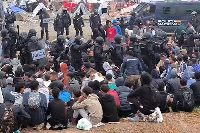 أكثر من 300 مهاجر يعودون طوعا إلى المغرب بعد تفكيك مخيم عشوائي في سبتة